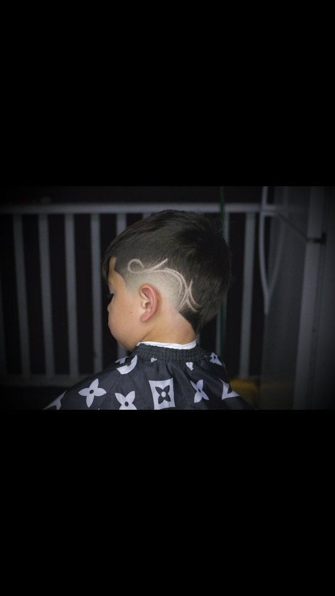 _md8_'s tweet photo. Night mode had to bless the kid 📐🔪 HMU if y’all need a cut!!! https://t.co/M9FKBPYlgQ
