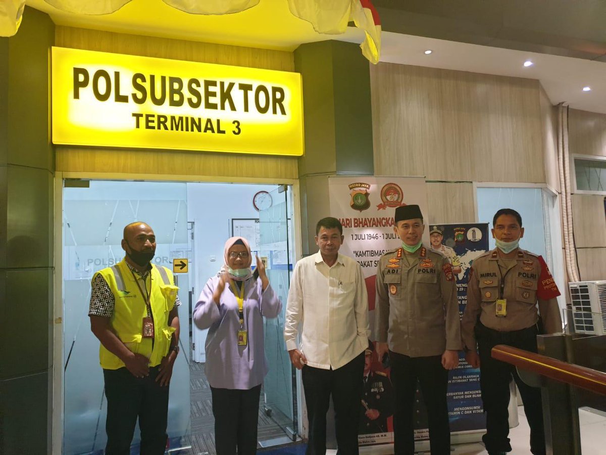 narkosun's tweet photo. Kelakuan Mumtaz Rais. Sok jagoan, membentak dan marah2 pada kru pesawat saat diingatkan untuk tidak telpon saat boarding.

Wakil ketua KPK yg mengingatkan pun juga kena bentak. Warbiasyah... https://t.co/StqxWOc36s