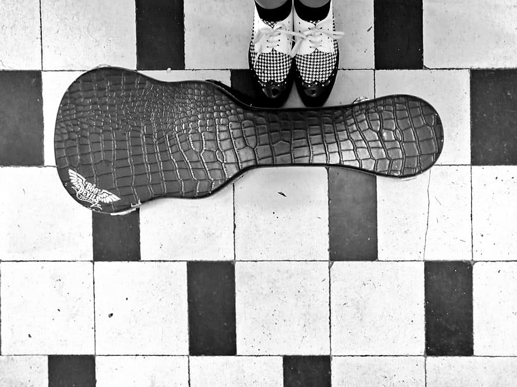 Over the rainbow!
La fotografía de nuestra muy amiga y ser humano entre los muy favoritos, Aïnhoa Sanz -dj y creadora del espacio &#39;Música Con Tacón de Aguja&#39;-, sirve hoy como aplauso, reconocimiento y reverencia a todos nuestros amigos, fieles y fans.
theboodevils.com