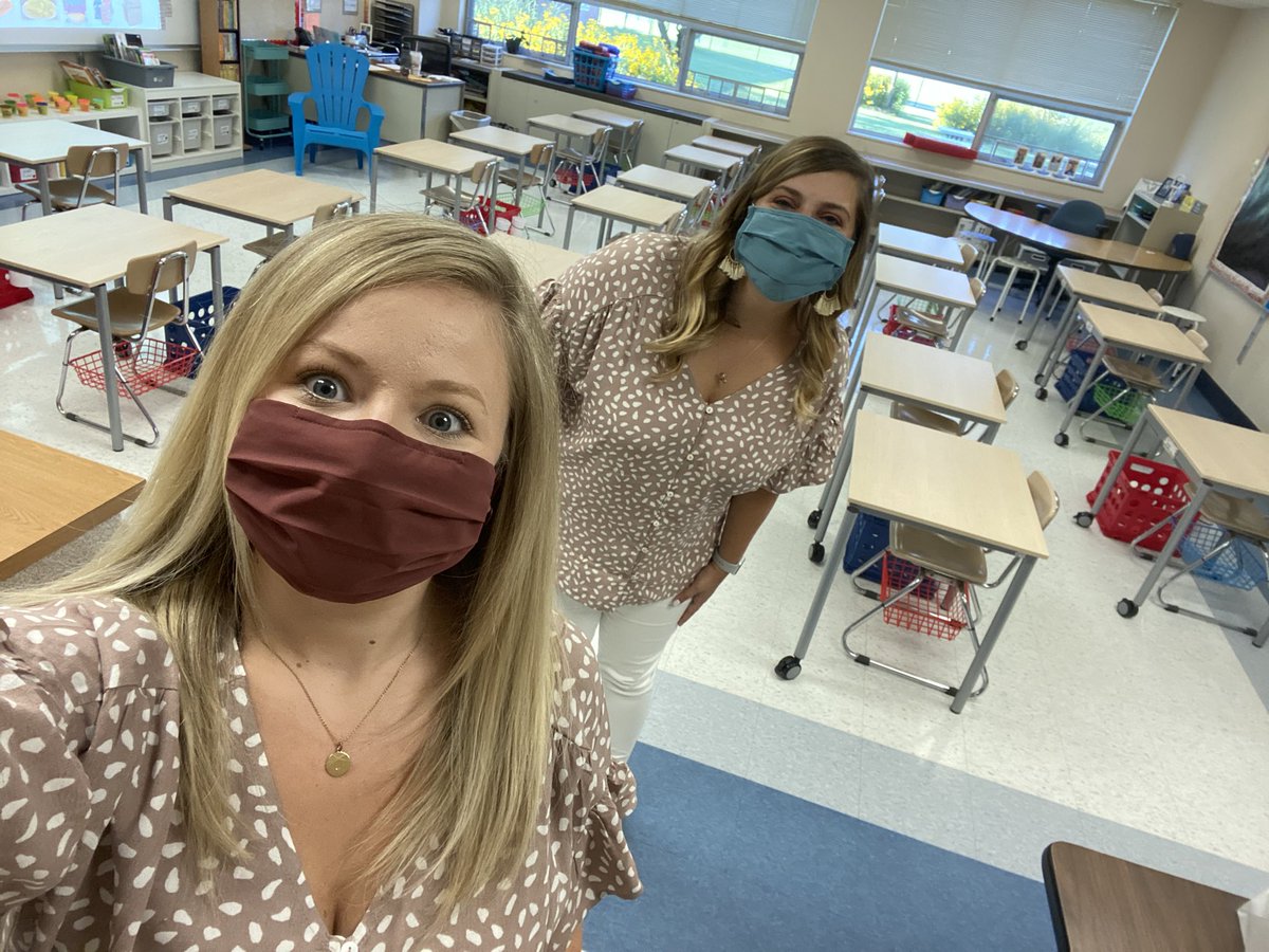 jentodd's tweet image. Masks ✅ Matching shirts ✅ Ready for a great #lebanonfirstday #thisislcsc #tigerstogether