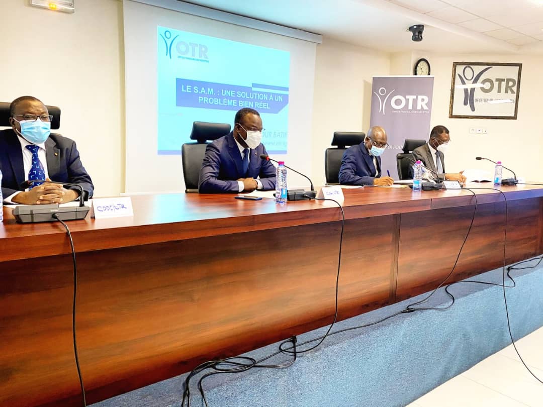 Le Président de la Commission de suivi et d’Implémentation du Contrat @sicpa, M. PRE entouré du CG de #OTR, @PKBTchodie, du CI @EssowavanaAdoyi et du CDDI #ESSIEN,a présidé une rencontre d’information avec les hommes de médias sur le Système Automatisé de Marquage des produits. https://t.co/uMTNV0VCjP