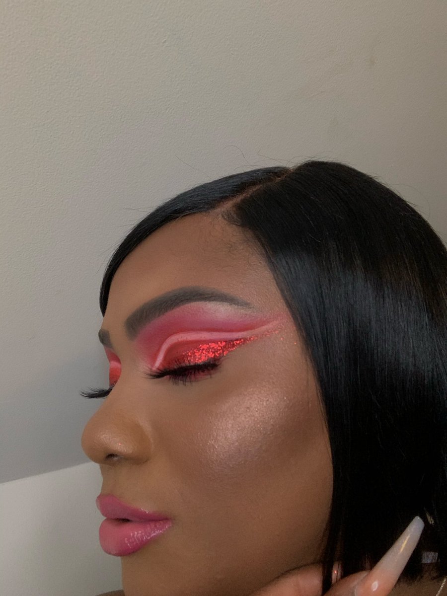 i guess this is where i plug myself IM A SELF TAUGHT MAKEUP ARTIST BASED IN CINCINNATI, OH ig:  @llerameilla,  @artistrybyallie