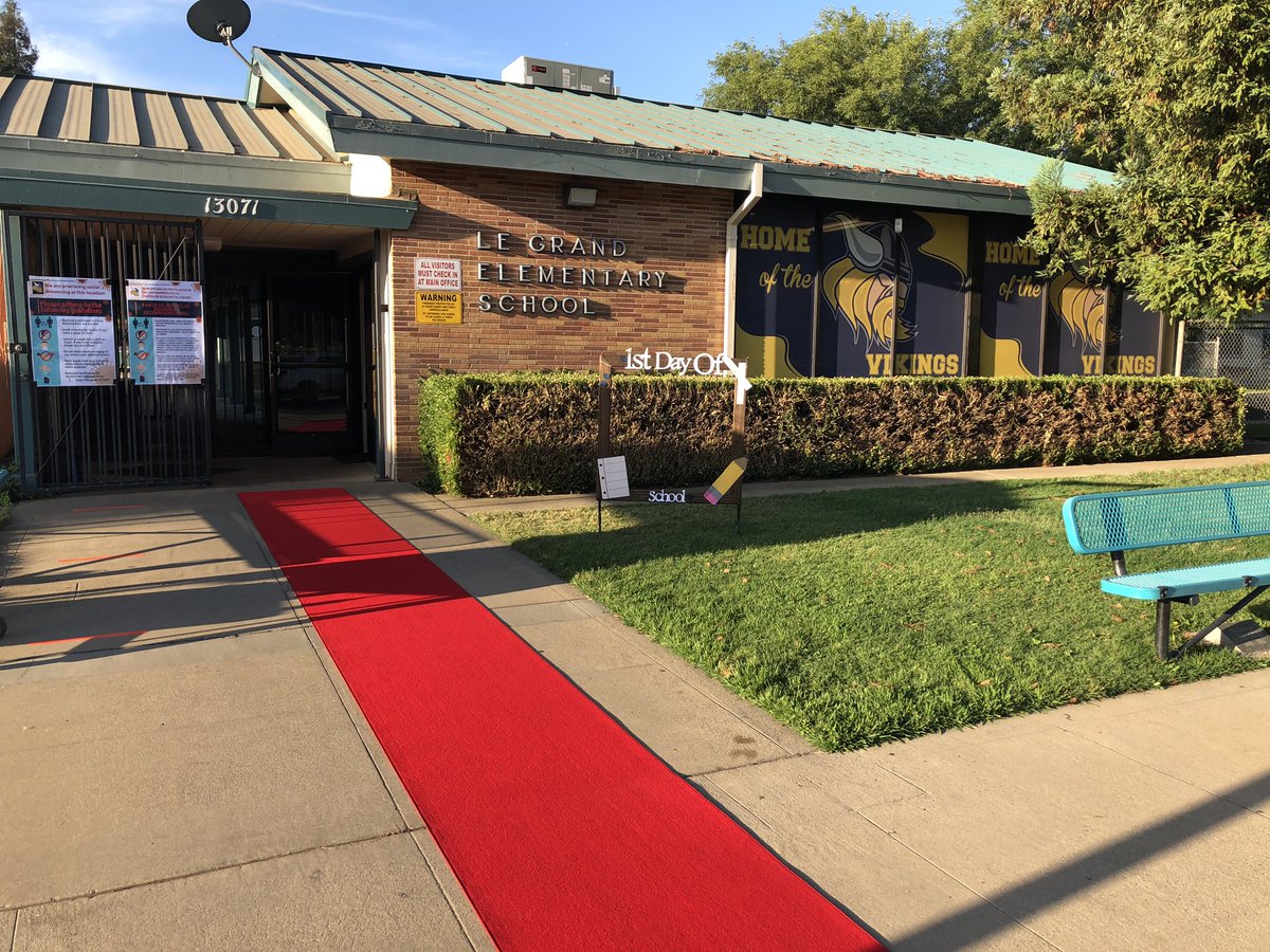 BorbaLeads's tweet photo. It’s the #firstdayofachool at LGE! #smallschoolbigdreams #wearelegrand #1team1school1family https://t.co/k2x3Z28kxl