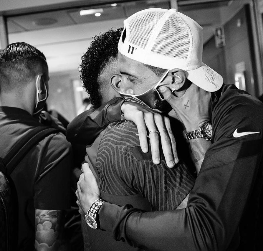 mundodabola's tweet photo. “Sentimento de alegria de poder abraçar os seus, os que estão contigo a cada dia, a cada treino, a cada jogo, é incrível! Em êxtase ainda. Que jogo, que virada... Espero que minha avó, minha tia e todos meus amigos que tenham problemas cardíacos estejam bem!”

— Neymar Jr https://t.co/r1xVt09F80