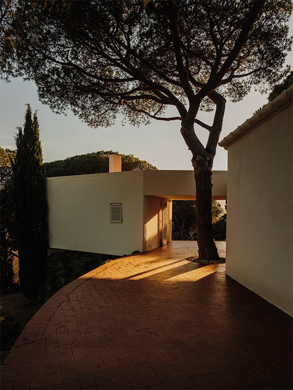 javierubioo's tweet photo. #JuevesDeArquitectura 
🏠-Casa Ugalde. 
⏳-1951
📍- Caldes d’Estrac.
📐- José Antonio Coderch y Manuel Valls. 
📋- Antes de entrar, un muro blanco abraza al usuario conduciéndolo hasta la puerta de la casa. https://t.co/N2nEZDNmg9