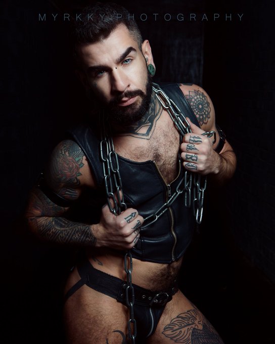 Model: Damien
📸@MYRKKY

#photography #fetishphotograohy #leather #hot #gay #gaymen https://t.co/pP0E