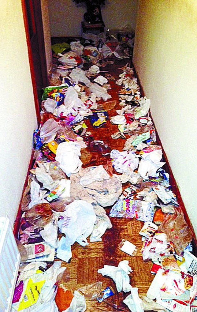 🔴🔴FERIA🔴🔴 Vecinos recrean la Feria del Centro en sus casas para celebrar las fiestas de la ciudad a pesar de la suspensión. En la imagen, Juán Melgar, vecino de La Luz, homenajea la Plaza de Uncibay. "3 días llevamos meando en el suelo para que huela igual" Comenta Juán