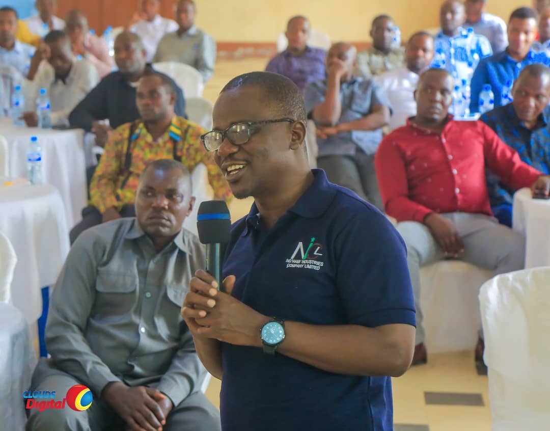 simiyu_region's tweet photo. #SimiyuRegionUpdates
#HABARI:-Mkuu wa wilaya ya Maswa Mkoani Simiyu, Mhe. Aswege Kaminyoge amezindua bodi ya Kampuni ya Ng'hami(Ng'hami Industries Compay Ltd) ambayo iko chini ya Halmashauri ya wilaya ya Maswa itakayoendesha viwanda vinavyomilikiwa na halmashauri hiyo. https://t.co/BrereLEfG0