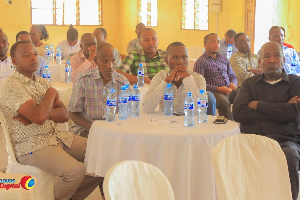 simiyu_region's tweet photo. #SimiyuRegionUpdates
#HABARI:-Mkuu wa wilaya ya Maswa Mkoani Simiyu, Mhe. Aswege Kaminyoge amezindua bodi ya Kampuni ya Ng'hami(Ng'hami Industries Compay Ltd) ambayo iko chini ya Halmashauri ya wilaya ya Maswa itakayoendesha viwanda vinavyomilikiwa na halmashauri hiyo. https://t.co/BrereLEfG0