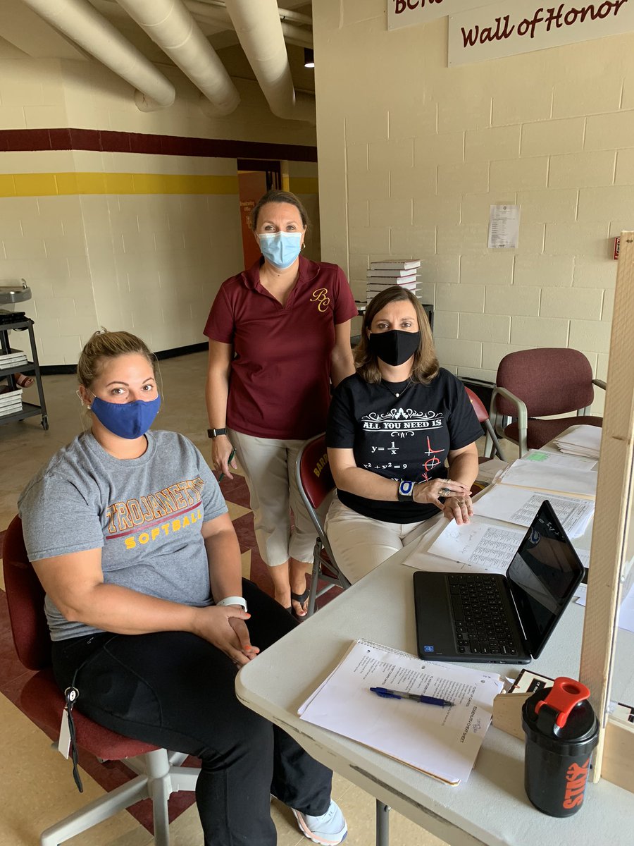 AmyIrwinBC's tweet photo. Getting excited for the 2020-21 school year! Great seeing students today for the first day of schedule pickup!  #WeAreBC @BCHSTrojans @barrenschools https://t.co/eouqWCPHEd