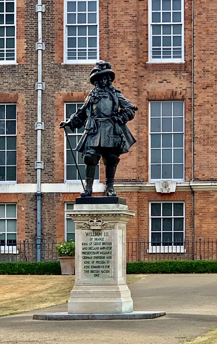 Secret mission for  #ActiveNurses  #ActiveImperial  #ActivePeople witn  @Abby7t has been revealed... What a perfect model for  #BestStatuePose  @karhod21  @MarcelleTauber  @JoyAntonetteP &ndash; bei  Kensington Palace