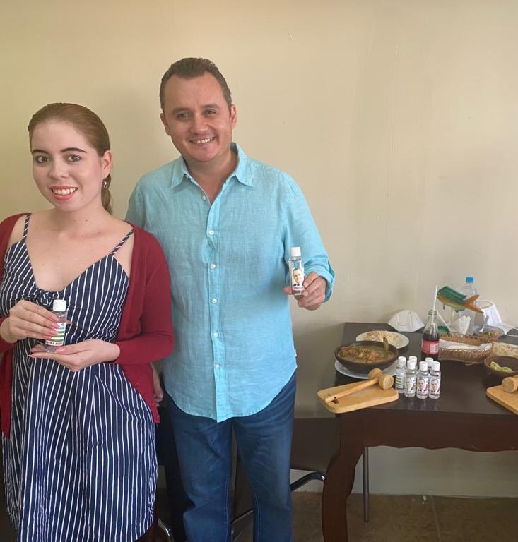 CarlosVeraMor1's tweet photo. Visitamos en #Manta la Cevichería La Esquina del Cangrejo calle 12 entre av 22 y 23. Atendidos por su propietaria Karen Cedeño, deliciosa comida y gran emprendimiento. Entregamos kits de alcohol para su personal y clientes. #PorTiManabí https://t.co/Ox3UcBTmTg