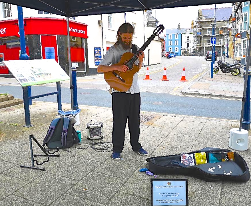 Buskers commissioned by Aberystwyth Town Council to entertain shoppers &amp; outdoor diners in the town centre's traffic-free Safe Zone <a href="/EarisHarriet/">Harriet Earis</a>, Eleri Turner, George Nash &amp; Brian Swaddling. <a href="/CyngorAber/">Cyngor Aberystwyth</a>  <a href="/CSCeredigion/">Cyngor Ceredigion</a> <a href="/SustransCymru/">SustransCymru</a>