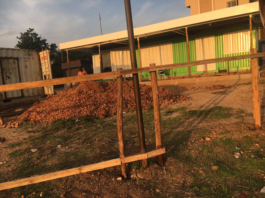 abobs9's tweet photo. #SSOT, so,I like walking this same road and recorded how this container shop came about.(should’ve taken the pic of and empty place and when they placed the container there🤦🏾♀️). anyways, I don’t know whose business it’s, but it’s finna chop my money. #newfavoriteplace https://t.co/LxtP3OZuiF