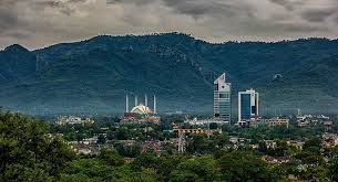 İslamabad, ülkenin ferah, ormanlık kuzey kesiminde dağların önündeki bir ovaya kurulur. İslam'ın, barışın yurdu, barışın mekanı manasındadır şehrin adı. Lahor bizim Edirne gibi Hindistan sınırına çok yakın olduğu için başkent olacak kadar güvenli değildir. İslamabadsa uygundur