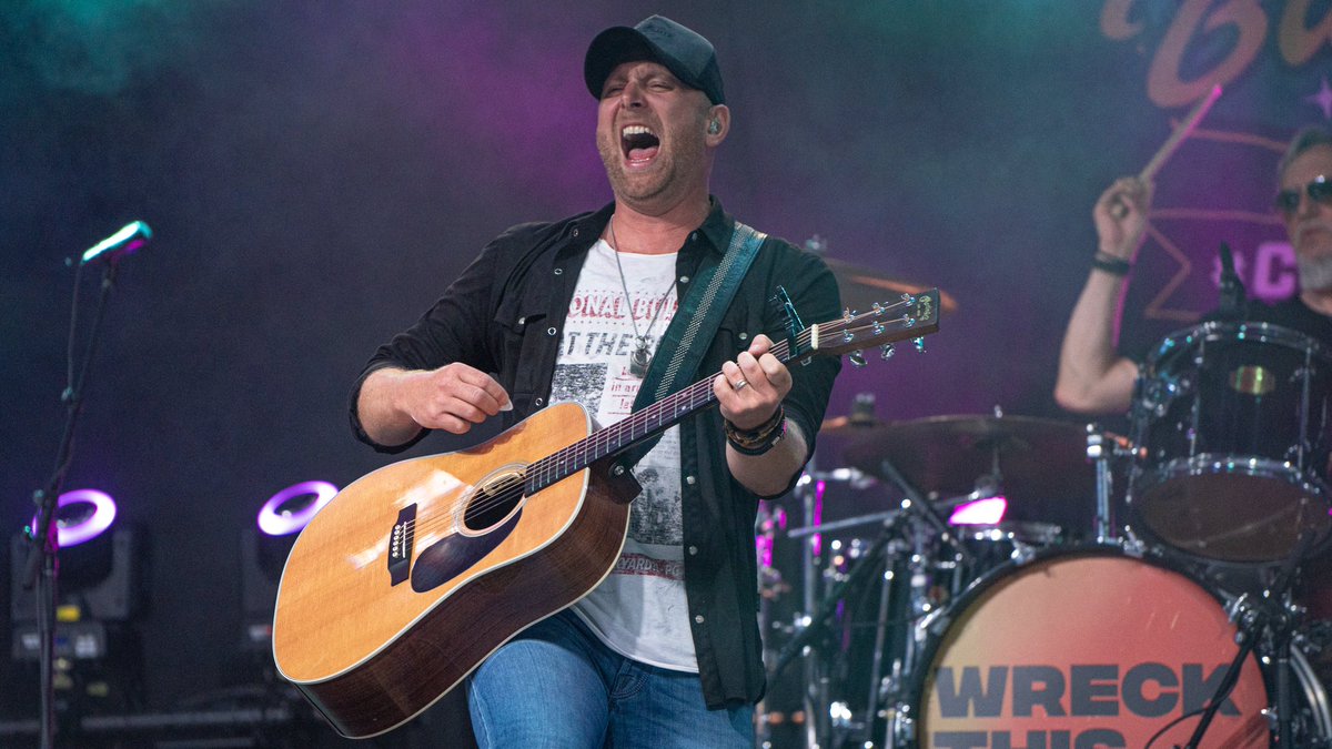 timhicksmusic's tweet image. Nothing beats hitting the stage with the boys and rocking out with all of you 🤘😎🎶 #CanadaPerforms #DriveIn #OttawaBluesfest 📸: @CoreyKelly76
