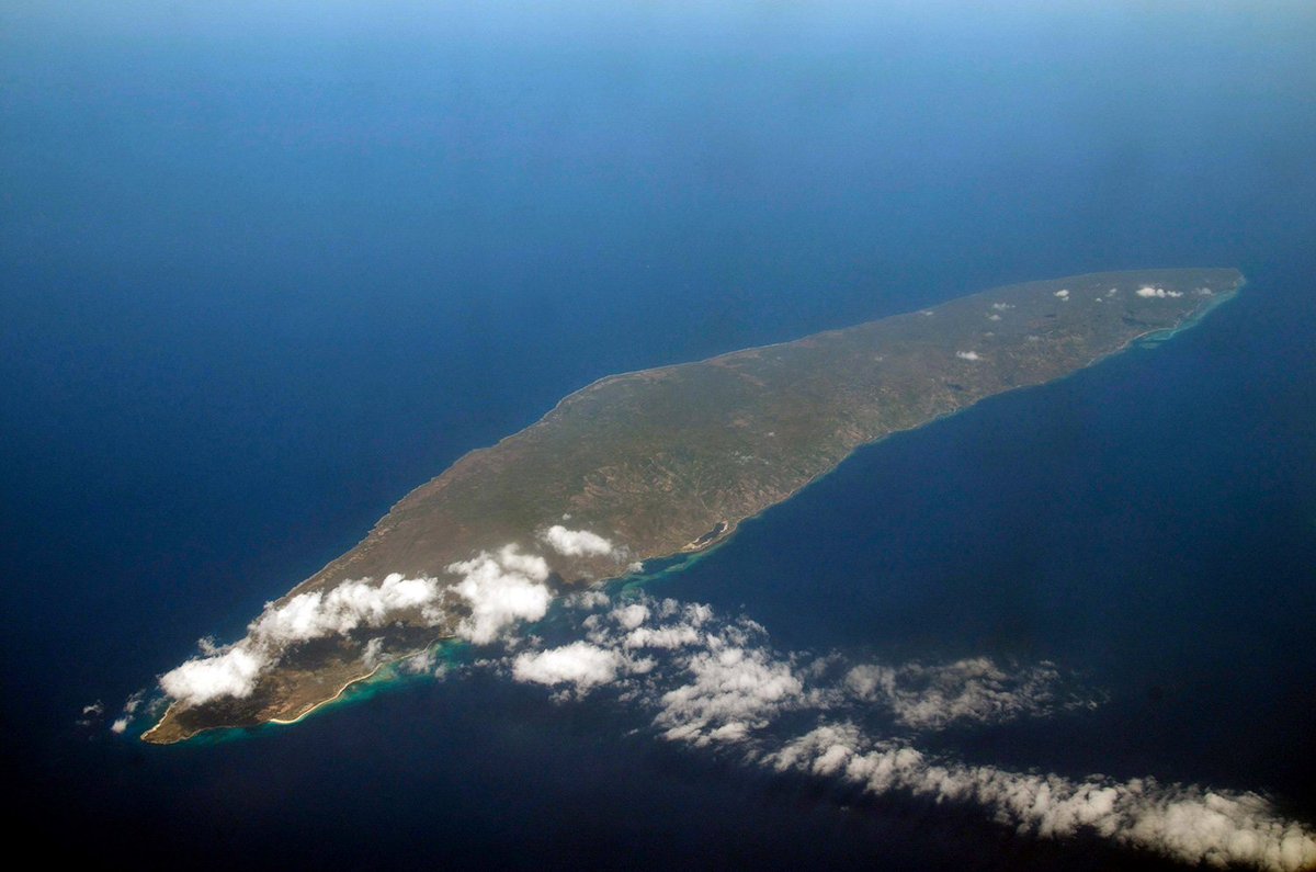 À la fin du 16ème siècle les français arrivent dans cette zone. Ils vont d'abord s'installer sur l'île de la Tortue, puis s'étendre sur le reste du territoire qui sera officiellement possession des français en 1697. Cette nouvelle colonnie s'appellera Saint-Domingue.