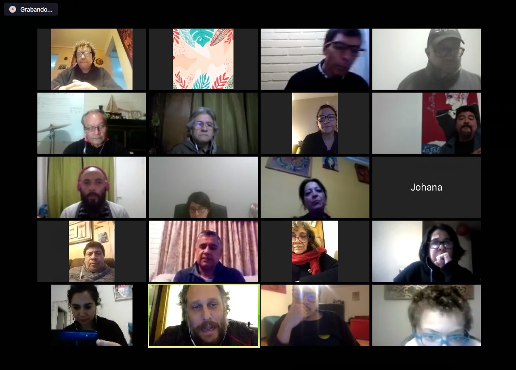 CulturaRecoleta's tweet photo. #MilGuitarrasVictorJara2020 Ya tuvimos nuestra primera reunión vía zoom con los y las guitarristas que tenían dudas musicales, junto los músicos, la producción y dirección del homenaje. Este año nos vemos por Internet cantando #ElDerechodeVivirenPaz https://t.co/2WbZzmjEh9