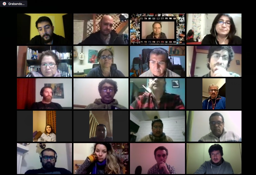 CulturaRecoleta's tweet photo. #MilGuitarrasVictorJara2020 Ya tuvimos nuestra primera reunión vía zoom con los y las guitarristas que tenían dudas musicales, junto los músicos, la producción y dirección del homenaje. Este año nos vemos por Internet cantando #ElDerechodeVivirenPaz https://t.co/2WbZzmjEh9