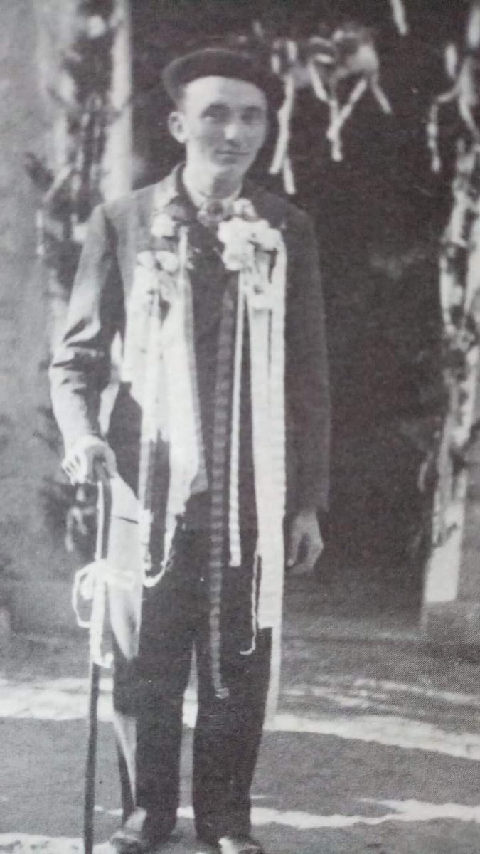 EspritGascon's tweet photo. Le "casse can" (celui qui chasse le chien) tout enrubanné est un personnage pittoresque qui va de maison en maison lancer les invitations pour les mariages. Les jeunes filles épinglaient à sa boutonnière un ruban de la couleur de leurs robes. 
https://t.co/VlSDTDQbMg https://t.co/5QML5Ydfbk