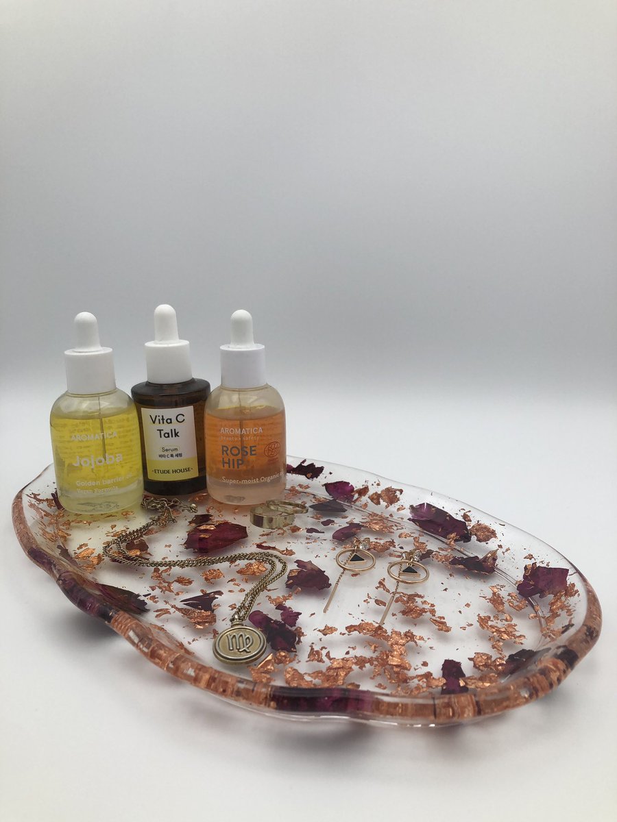 __emlc__'s tweet photo. Ahhh my boyfriend got my this awesome photo studio box on amazon and Iβm so hyped! New rose and gold flakes trays in π DM for custom orders π₯° #resinart #resintray #makeuptray #trinkettray #rollingtray #coasters #jade #smallbusiness #handmade #dailyresin #dailyart #homedecor https://t.co/aPXSssO7AG