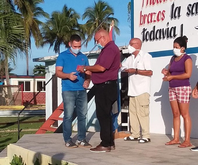 Con inmensa alegría hoy dedico otro triunfo a mi Comandante, no pudo llegar en mejor momento y seguro lo hubiese hecho muy feliz. Hoy recibo el carnet cómo Militante de Nuestro Partido, el único, el invencible, el suyo. Felicidades Fidel