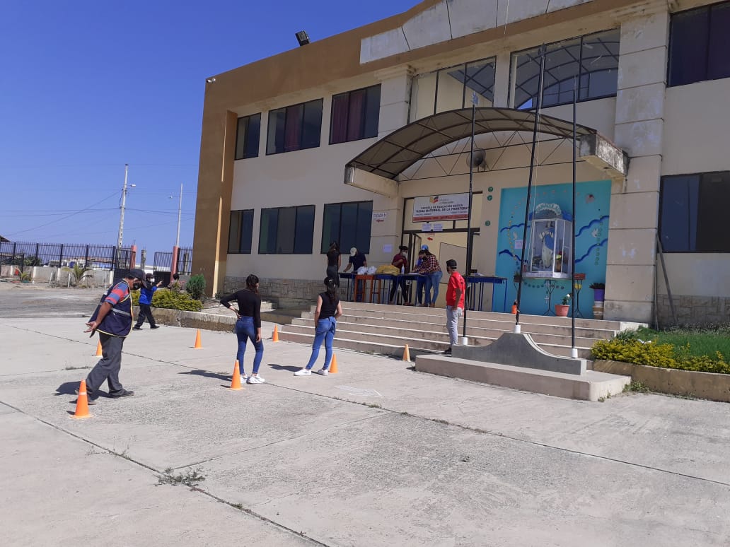 luisbtte80's tweet photo. El día de ayer  se hizo la entrega de #AlimentacionEscolar en la Unidad Educativa Reina Maternal de la Frontera del Cantón Zapotillo, la entrega se la realizo con todas las medidas de Bioseguridad  establecidas para evitar la propagación del COVID 19 #MinEducEc https://t.co/wb1KzqQ64c