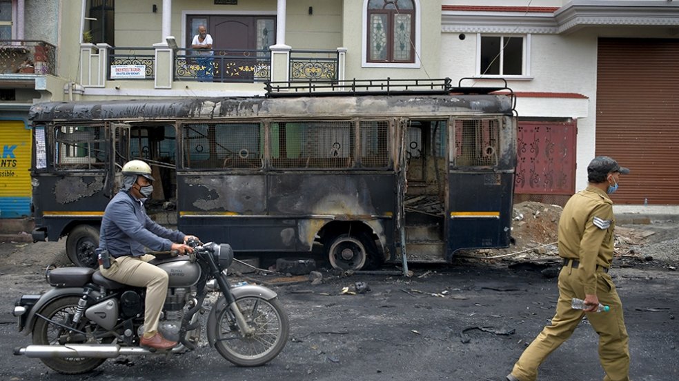 jazeera_urdu's tweet photo. توہین آمیز فیس بُک پوسٹ کے خلاف احتجاج میں پولیس فائرنگ سے تین افراد ہلاک :الجزیرہ_اردو 👇👇👇https://t.co/2Ha540ZCD8 https://t.co/PVWYqJPoli