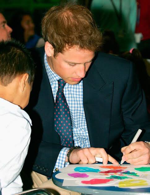 lovefamilywales's tweet photo. Happy international left handers day to all the lefties out there ✍🏻 here are some pictures of my favorite leftie, our Duke of Cambridge, over the years to mark the day ❤️❤️❤️❤️ https://t.co/OjUHFIwGDa