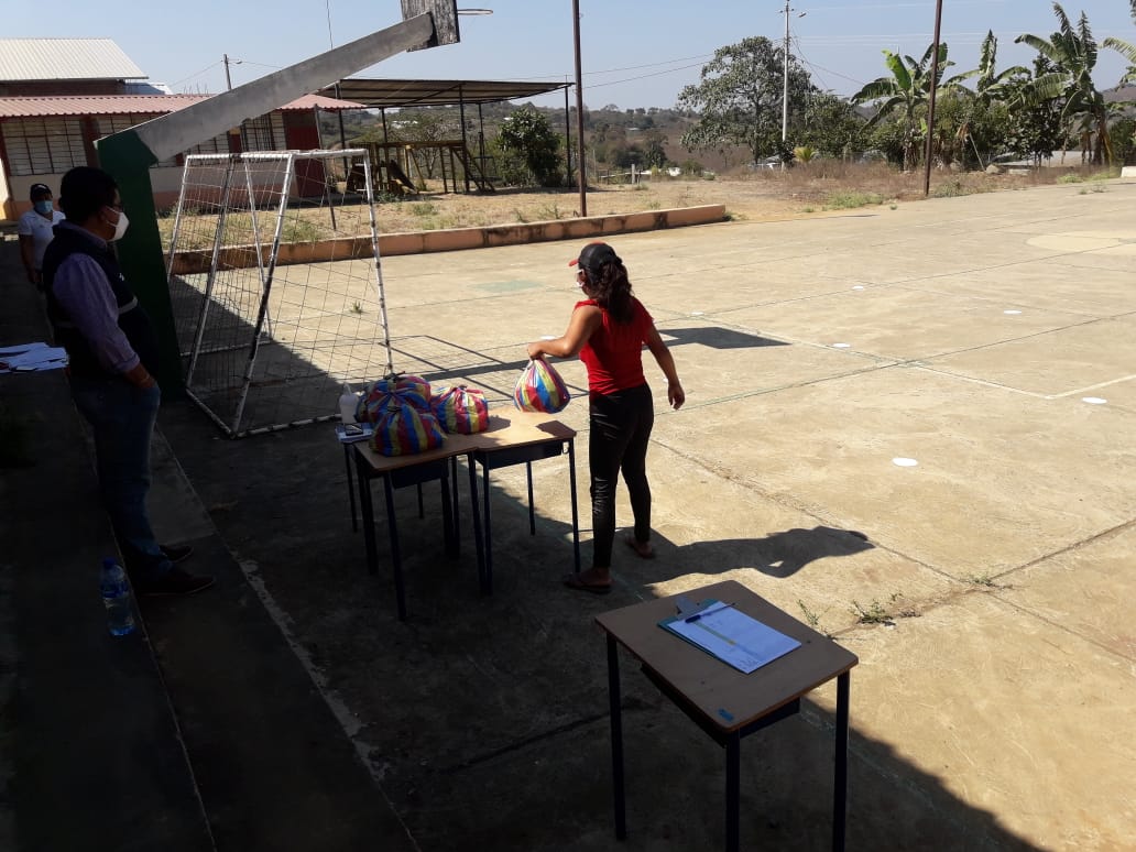 luisbtte80's tweet photo. En el barrio Añalcal - Parroquia Paletillas Cantón Zapotillo, visitamos la Unidad Educativa Pintac, donde madres  de familia acudieron a recibir  los kits de #AlimentaciónEscolar, guardando el distanciamiento y normas de bioseguridad #MinEducEc https://t.co/4aKm0P2t5G