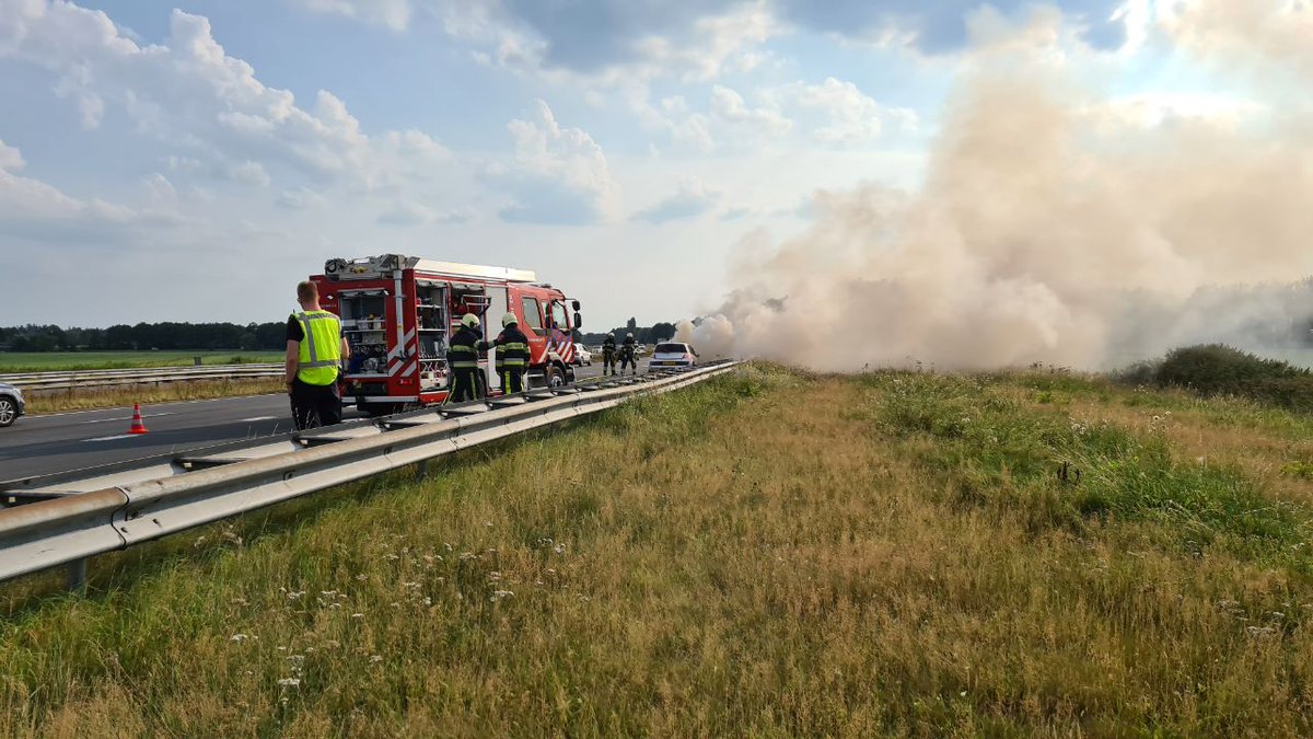 Auto uitgebrand op de A7 bij Drachten -.