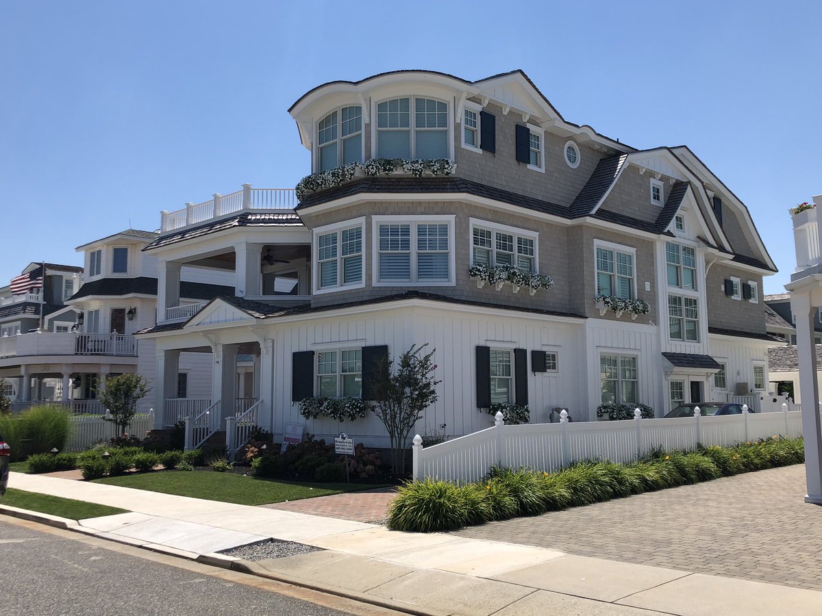Jain_Building's tweet photo. It’s a beautiful day in this neighborhood.
#BrandywineBuilders & @OSKDesignPrtnrs delivered the aesthetics on this beach home.
Featured: #NuCedar 13” Siding Shingles in Worldly Gray
#siding #shingles #homeexterior #coastalliving #exteriordesign #craftsmanship https://t.co/rbTra0gZga