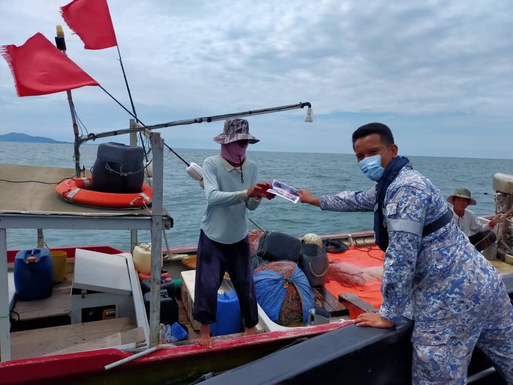 Royal Malaysian Navy On Twitter Bersama Komuniti Nelayan Membenteras Kemasukan Pati Nationaltaskforce Atmsentiasabersepadu Kedaulatannegaratanggungjawabbersama Kitajagakita Op Benteng Op Penawar Https T Co Rsnjndocam