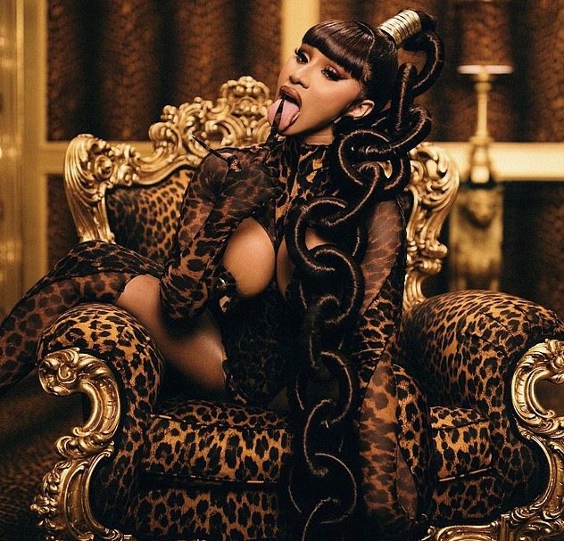 PopCrave's tweet image. Cardi B responds to #TigerKing star Carole Baskin after she accused the rapper of animal cruelty on the #WAP set:

“I’m not gonna engage with Carole Baskin on that. Like, that’s just ridiculous you know? Like, girl you killed your goddamn husband.”

🔗: i-d.vice.com/en_uk/article/…