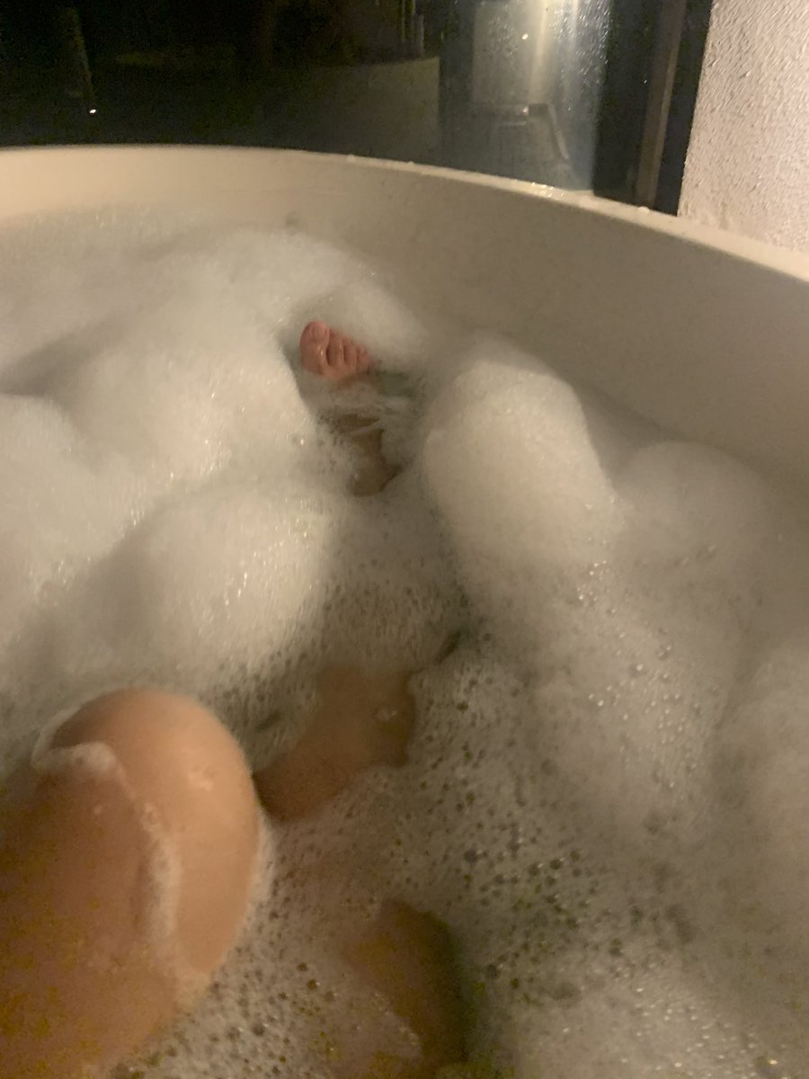 foxlikesm's tweet photo. 难得的假期，好可惜跟闺蜜一起来的，要一直保持乖乖女的形象😭只能趁闺蜜不在发骚，没人来调教我好难过 https://t.co/1KykfHiyEO