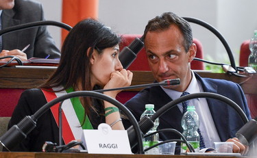 tempoweb's tweet photo. Le ruggini tra i due erano note... #virginiaraggi #marcellodevito #m5s #romacapitale #13agosto https://t.co/9fBExB2w4X https://t.co/LoukTYycU7