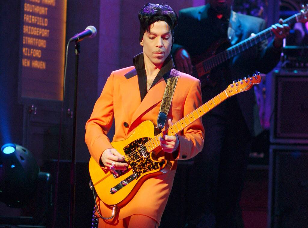 A similar style suit was worn during this era, most notably for the SNL performance with contrast black half collar and a non-traditional twist of double-breasted closure. A moment’s silence please for how good Prince looks in orange.