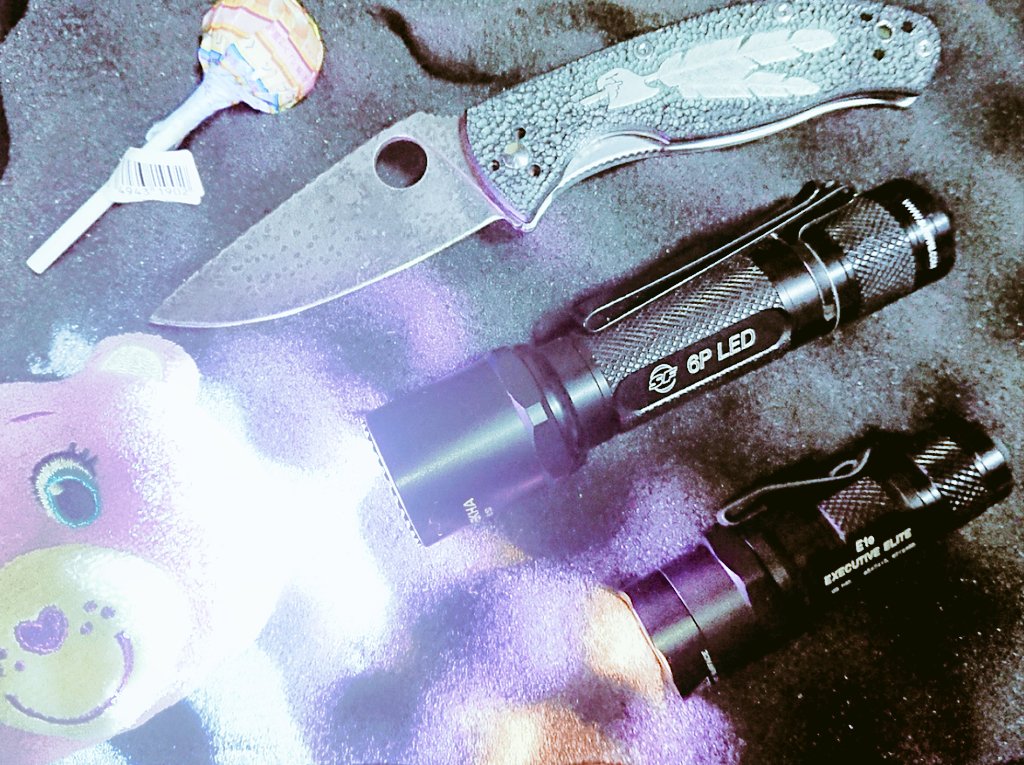 hg4eHPzmvVIEmWD's tweet photo. シンプル・イズ・ベスト・・・120ルーメンあればいい・・・😎🚬✨🔦(´-(ェ)-`;)🐕💨💩
#妄想EDC #SUREFIRE #6PL #KX4 #E1e #ExecutiveElite #Spyderco #Tenacious #Davidyellowhorse #EagleFeather #真夜中の妄想 https://t.co/W4fMMyrVKK