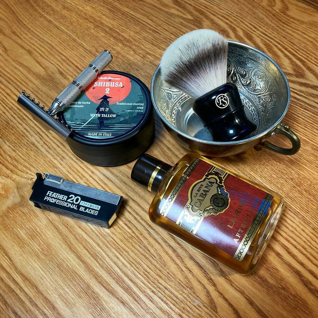 #sotd💈 shave of the day
Razor : Razorock Hawk V3
Blade : Feather Professional
Soap : Goodfellas smile Shibusa2
Brush : FS synthetic
After : La Rive Cavana

#wetshaving #oldschoolshaving #safetyrazor #traditionalshaving #razorock #hawkv3 #goodfellassm… instagr.am/p/CD1bzkjHDP6/