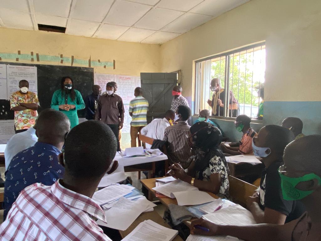 dsengeh's tweet photo. @MOBSSE_SL #OnTheRoad in Kailahun
1. I joined @kaikaifm + @moped2020 on Decentralisation of the National Dev't Plan
2. Joined @MastercardFdn to discuss #RadicalInclusion + #ComprehensiveSafety from my vehicle #OTR
3. Joined Principals + Snr Teachers on Professional Development https://t.co/xxJkmuqXqH