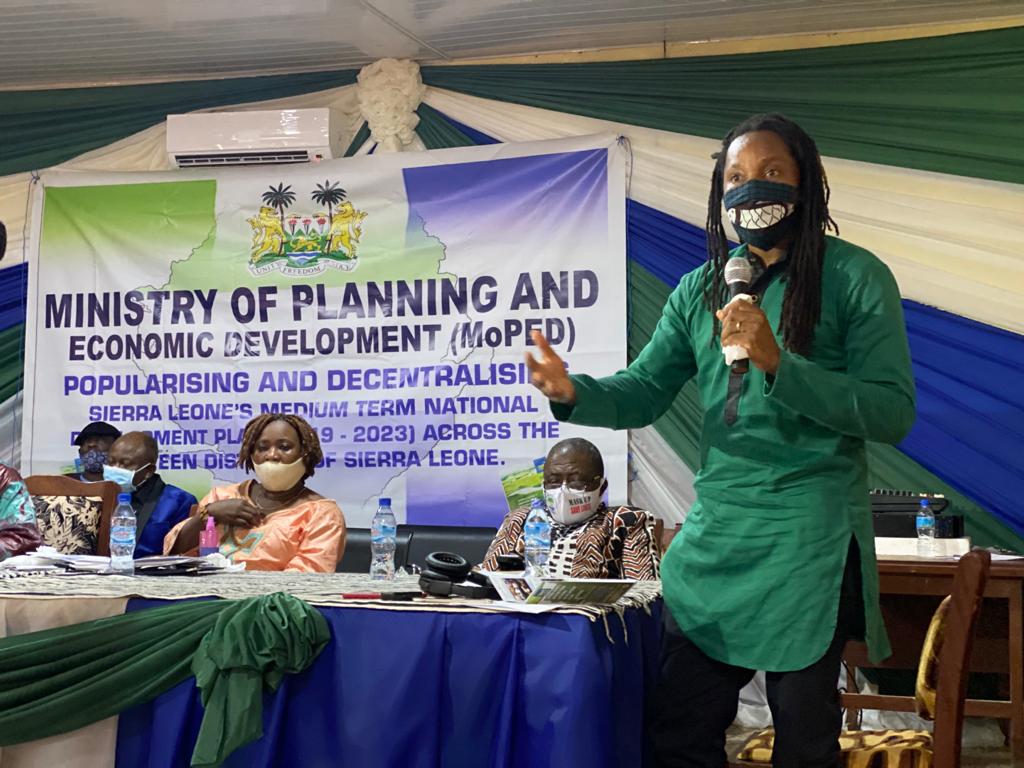 dsengeh's tweet photo. @MOBSSE_SL #OnTheRoad in Kailahun
1. I joined @kaikaifm + @moped2020 on Decentralisation of the National Dev't Plan
2. Joined @MastercardFdn to discuss #RadicalInclusion + #ComprehensiveSafety from my vehicle #OTR
3. Joined Principals + Snr Teachers on Professional Development https://t.co/xxJkmuqXqH