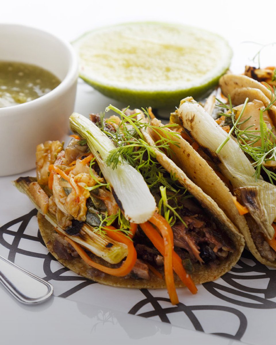 ¿Estás listo para compartir? 
Tacos de cabeza de res a las brasas, tortilla de maíz criollo, kimchi coreano y salsa cruda con aguacate👊🔥

📍Zacatecas 139, #ColoniaRoma 

#NudoNegroMx