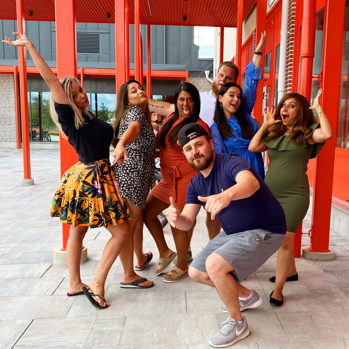 Traditionella skolfotograferingen är över och nya arbetslaget åk 3 måste ju såklart ta sitt årliga tokiga foto också 😂 #töjnaskolan #solskol