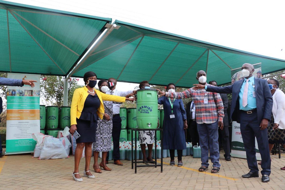 FoundationShina's tweet photo. County first lady Nazi Kivutha, through her Shina Foundation, has reached out to vulnerable groups along the Nairobi-Mombasa highway with a donation of cash and other items as a cushion against covid-19 distress.

The donation targets 207 beneficiaries organized in nine groups. https://t.co/MMcuGWG1K1