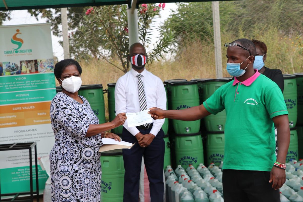 FoundationShina's tweet photo. County first lady Nazi Kivutha, through her Shina Foundation, has reached out to vulnerable groups along the Nairobi-Mombasa highway with a donation of cash and other items as a cushion against covid-19 distress.

The donation targets 207 beneficiaries organized in nine groups. https://t.co/MMcuGWG1K1