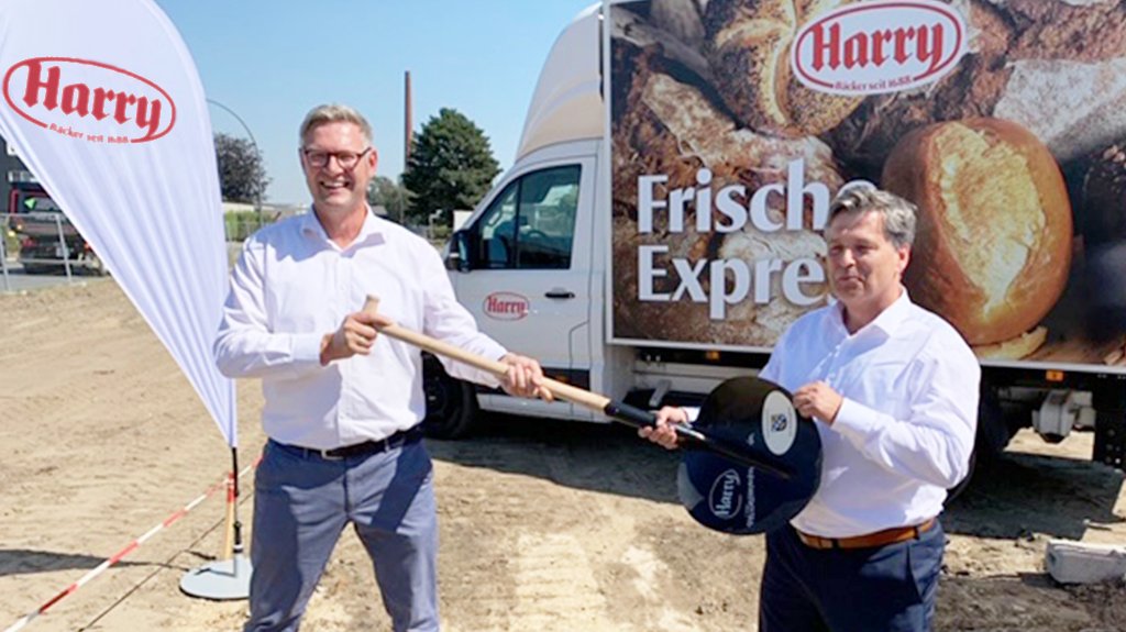 Spatenstich für unseren neuen, großen Logistikstandort in der westfälischen Stadt Oer-Erkenschwick - mit einer für die Bergbau-Region stilechten „Herzpanne“ (Bergmannspaten). So bleiben wir im nördlichen Nordrhein-Westfalen frisch, nachhaltig und flexibel für unsere Kunden da.