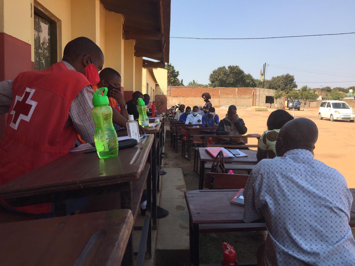 UNHabitatMoz's tweet image. The Basic Emergency School Plan #BESP is meant to prepare schools for emergencies and disasters, including now #COVID19.

Thanks to @EduCannotWait, @UNHabitatMoz and @UNICEF_Moz are implementing this week the #BESP in schools of Gondola and Chimoio, #Mozambique 🇲🇿 

#SDG11 #SDG4