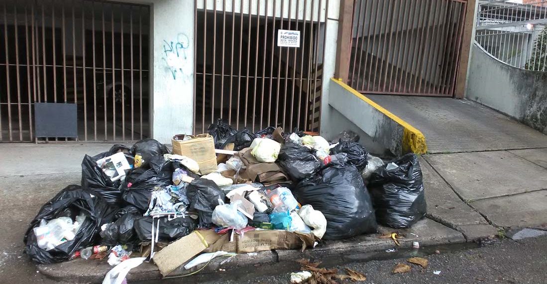 Al Día (@aldiainfor) on Twitter photo El Alcalde de San Cristóbal, Gustavo Delgado, anunció la suspensión del servicio de recolección del aseo urbano en la jurisdicción, por no contar con los recursos para cancelar la deuda que se mantiene con las empresas recolectoras. #Táchira
Vía <a href="/ingmaryrodrigu1/">Ingmary Rodríguez Parejo</a> El Alcalde de San Cristóbal, Gustavo Delgado, anunció la suspensión del servicio de recolección del aseo urbano en la jurisdicción, por no contar con los recursos para cancelar la deuda que se mantiene con las empresas recolectoras. #Táchira
Vía <a href="/ingmaryrodrigu1/">Ingmary Rodríguez Parejo</a>