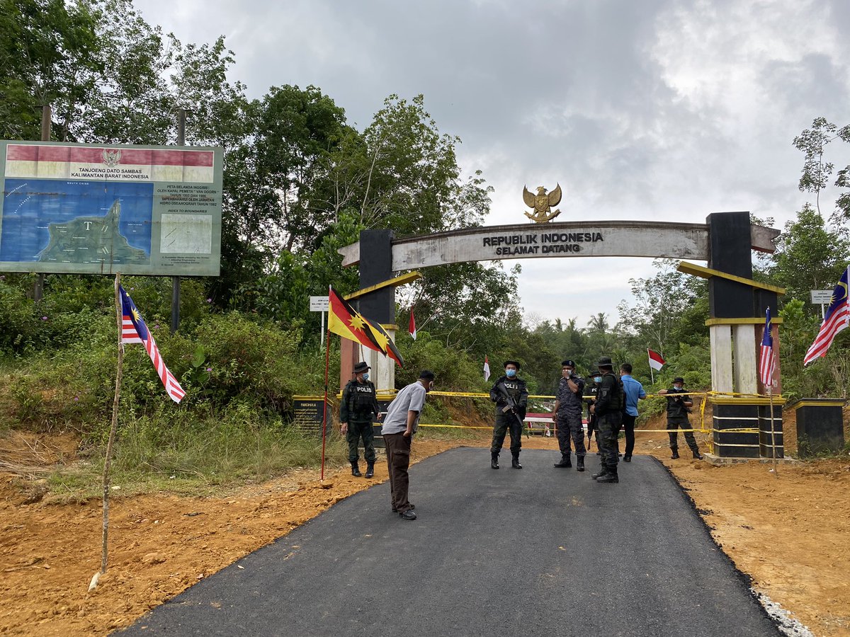 simkuihian's tweet photo. #Telok #Melano - “0” km start of Pan Borneo
The newest border post (temporary container housing - Police, Immigration & Custom) between Kalimantan and Sarawak. https://t.co/ZFUcqKwEVZ