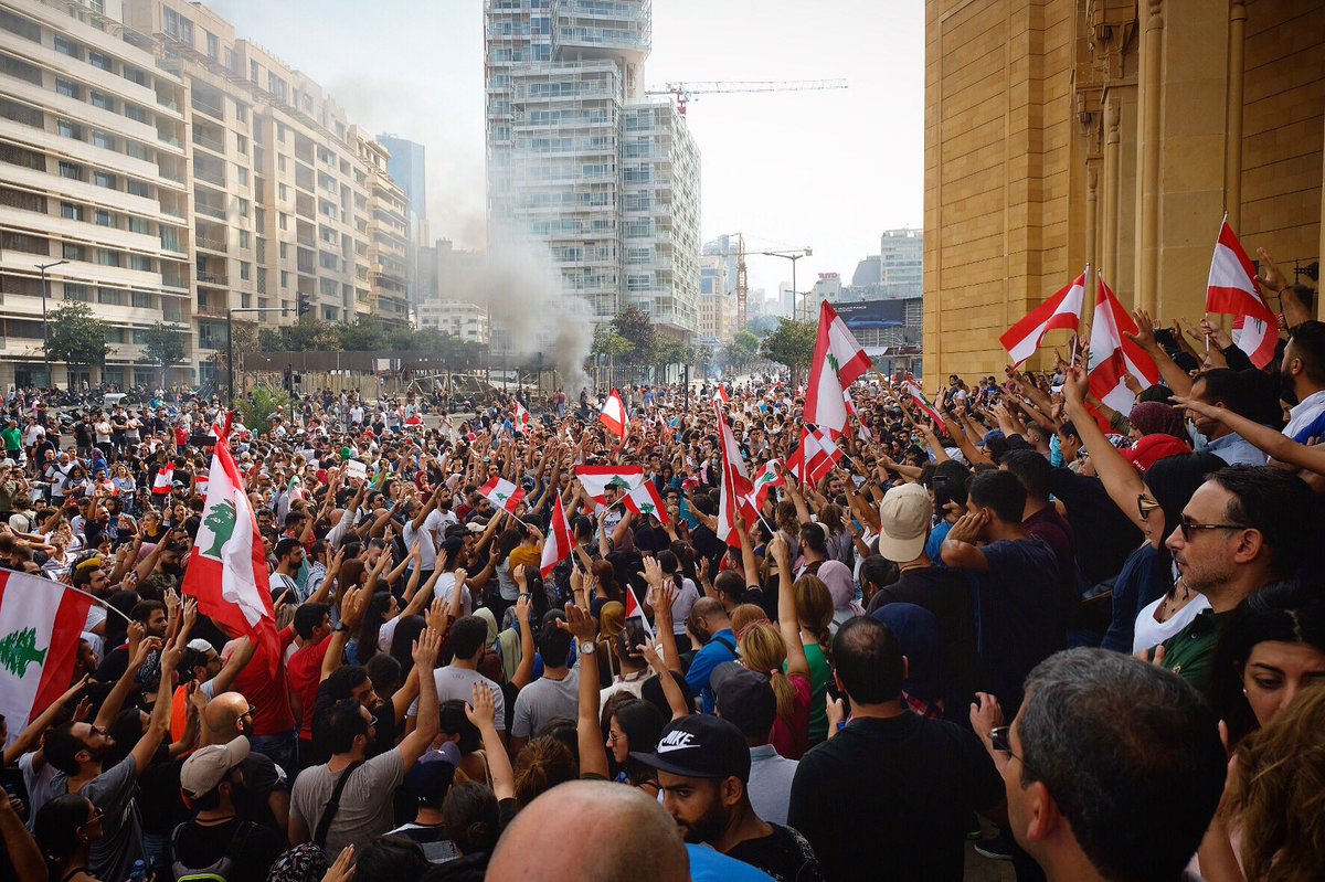 Ensuite, dans une plus large mesure, la Place des Martyrs autrefois très vivante et mortifiée par les années de privatisation, a été comme “ repris “ par les libanais avec la révolution. Elle est redevenu un espace de rencontre, un espace d’échange... un espace public finalement.